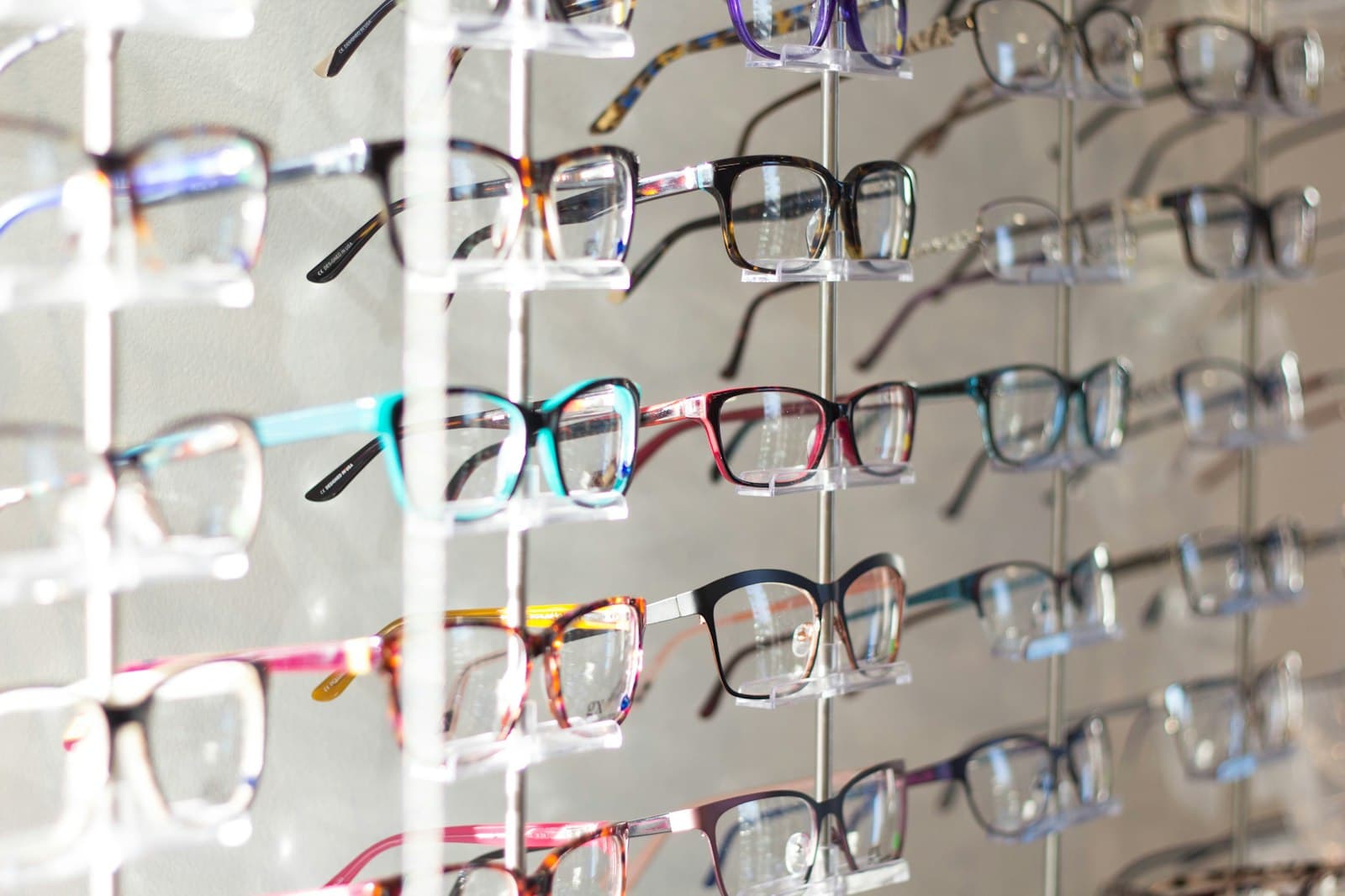 Brillen uitgestald in een opticienszaak